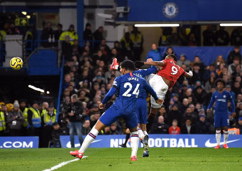 Man United đánh sập pháo đài Stamford Bridge