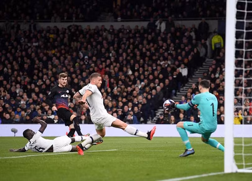 Vòng 1/8 UEFA Champions League: Tottenham, Valencia thất bại cay đắng