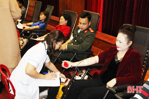 Nghi Xuân thu 275 đơn vị máu trong ngày hội “Giọt máu hồng tình nguyện”