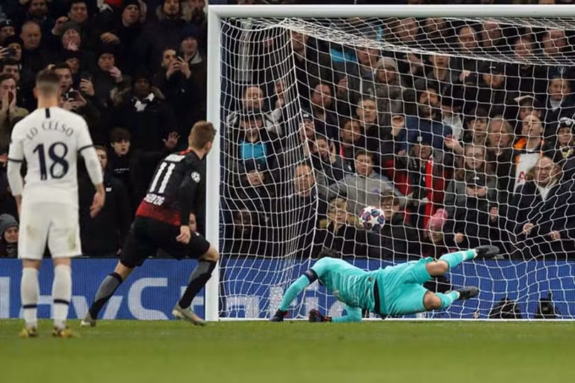 Vòng 1/8 UEFA Champions League: Tottenham, Valencia thất bại cay đắng