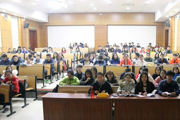 Dù đang trong mùa dịch, sinh viên Đại học Y khoa Hà Nội vẫn đi học bình thường. Chống dịch Covid-19: Bao giờ đi học trở lại?