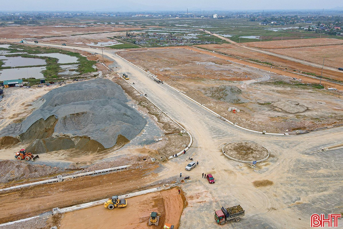 គម្រោងវិនិយោគ សាងសង់ និងដំណើរការហេដ្ឋារចនាសម្ព័ន្ធនៃសួនឧស្សាហកម្មបាក់ថាច់ហា កំពុងស្ថិតក្នុងការសាងសង់។ vsip-ha-tinh.jpg