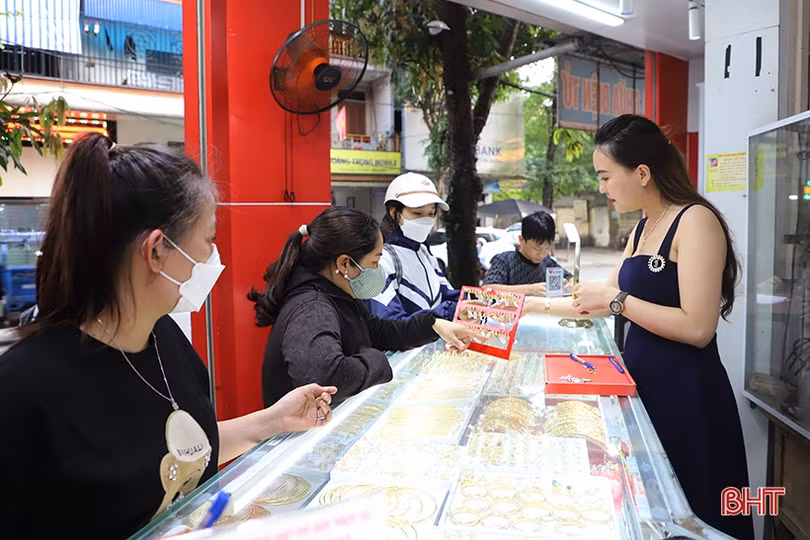 Giá vàng ở mức cao, người dân Hà Tĩnh bán “chốt lời”