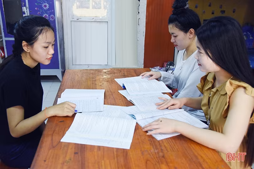 Cô nữ sinh Lào đam mê học nghề dược ở Hà Tĩnh