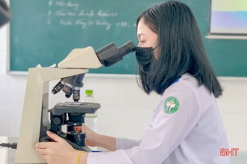 Cô nữ sinh Lào đam mê học nghề dược ở Hà Tĩnh