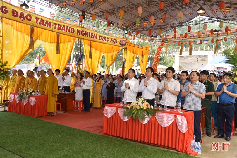 Hàng nghìn thiện nam, tín nữ dự lễ hội chùa Chân Tiên