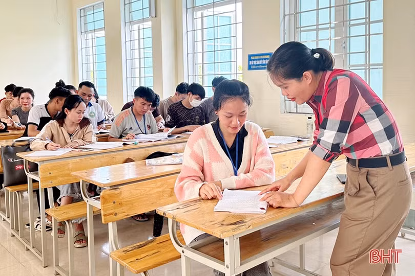 Cô nữ sinh Lào đam mê học nghề dược ở Hà Tĩnh