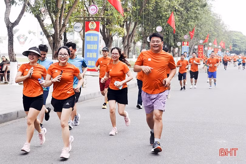 Gần 300 VĐV hưởng ứng giải chạy “Vì thành phố xanh năm 2023”