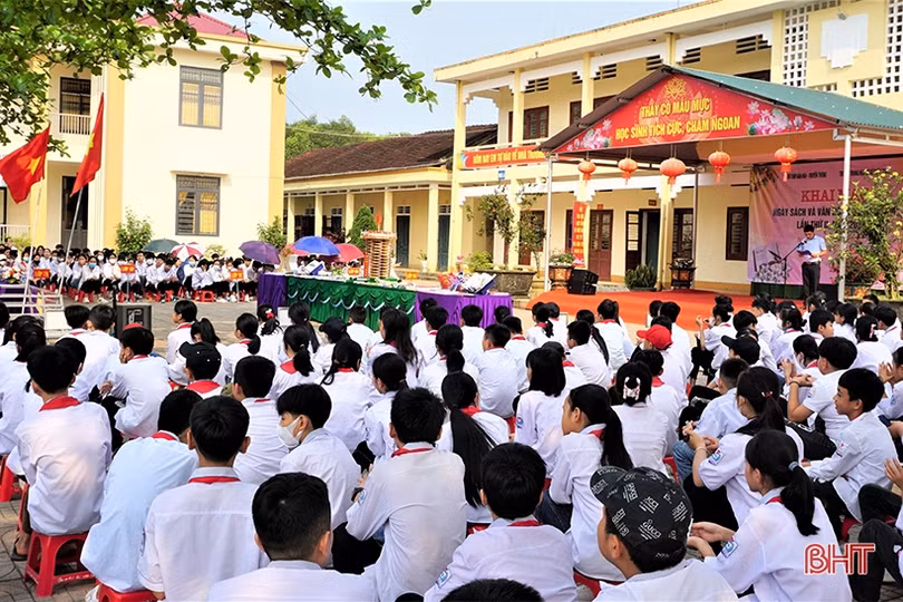 Hơn 500 giáo viên, học sinh Hương Khê tham gia Ngày sách và văn hóa đọc 