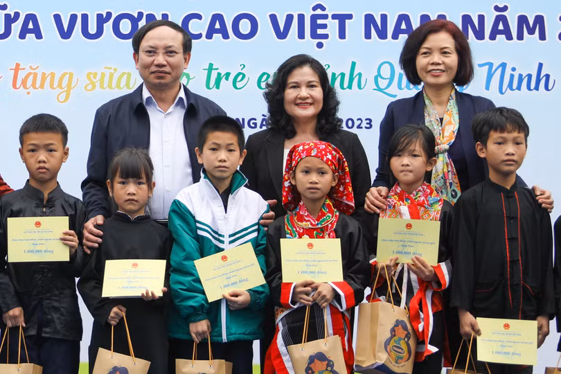 Vinamilk và Quỹ Sữa Vươn cao Việt Nam khởi động hành trình năm thứ 16 tại Quảng Ninh