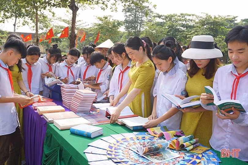 Hơn 500 giáo viên, học sinh Hương Khê tham gia Ngày sách và văn hóa đọc 
