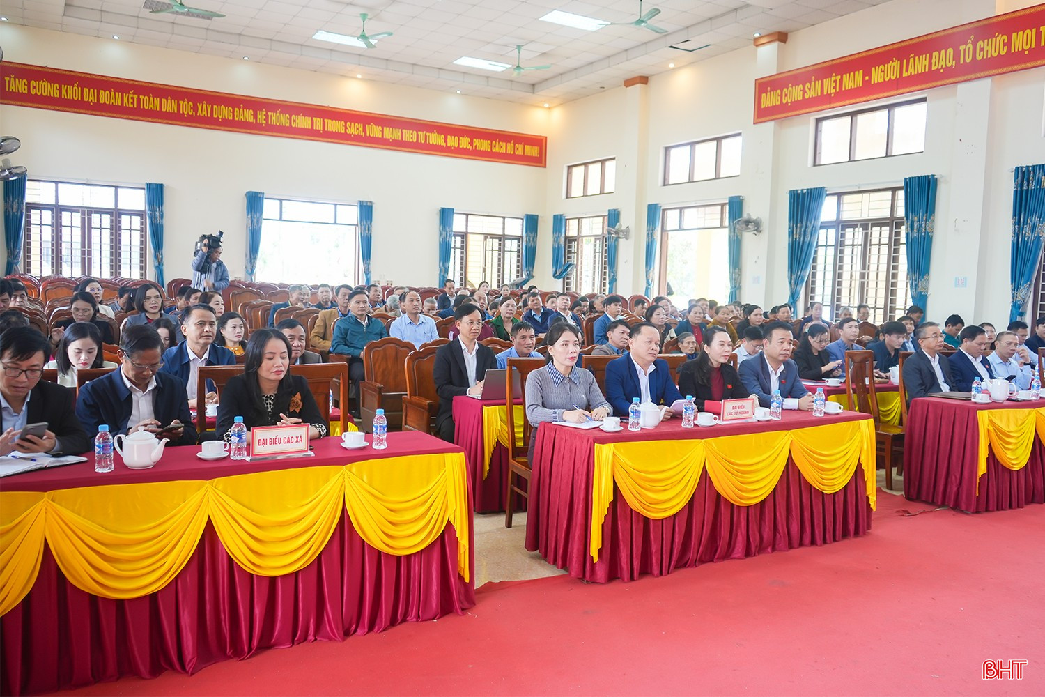 Đại biểu và cử tri tham dự hội nghị.