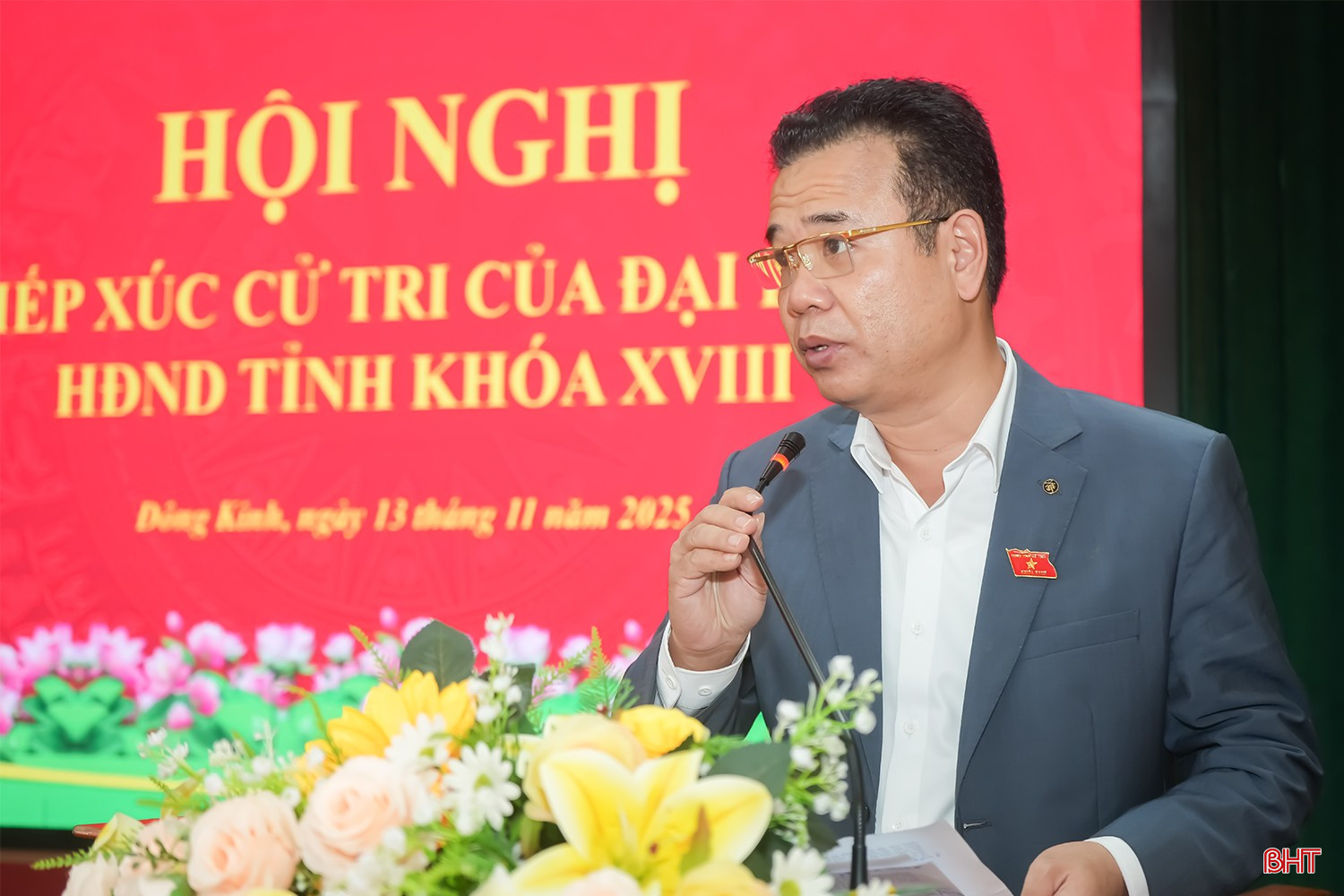 Ông Nguyễn Việt Hùng, Bí thư Đảng uỷ xã Thạch Hà, Tổ trưởng Tổ đại biểu HĐND bầu tại địa phận huyện Thạch Hà (cũ) tiếp thu ý kiến cử tri.