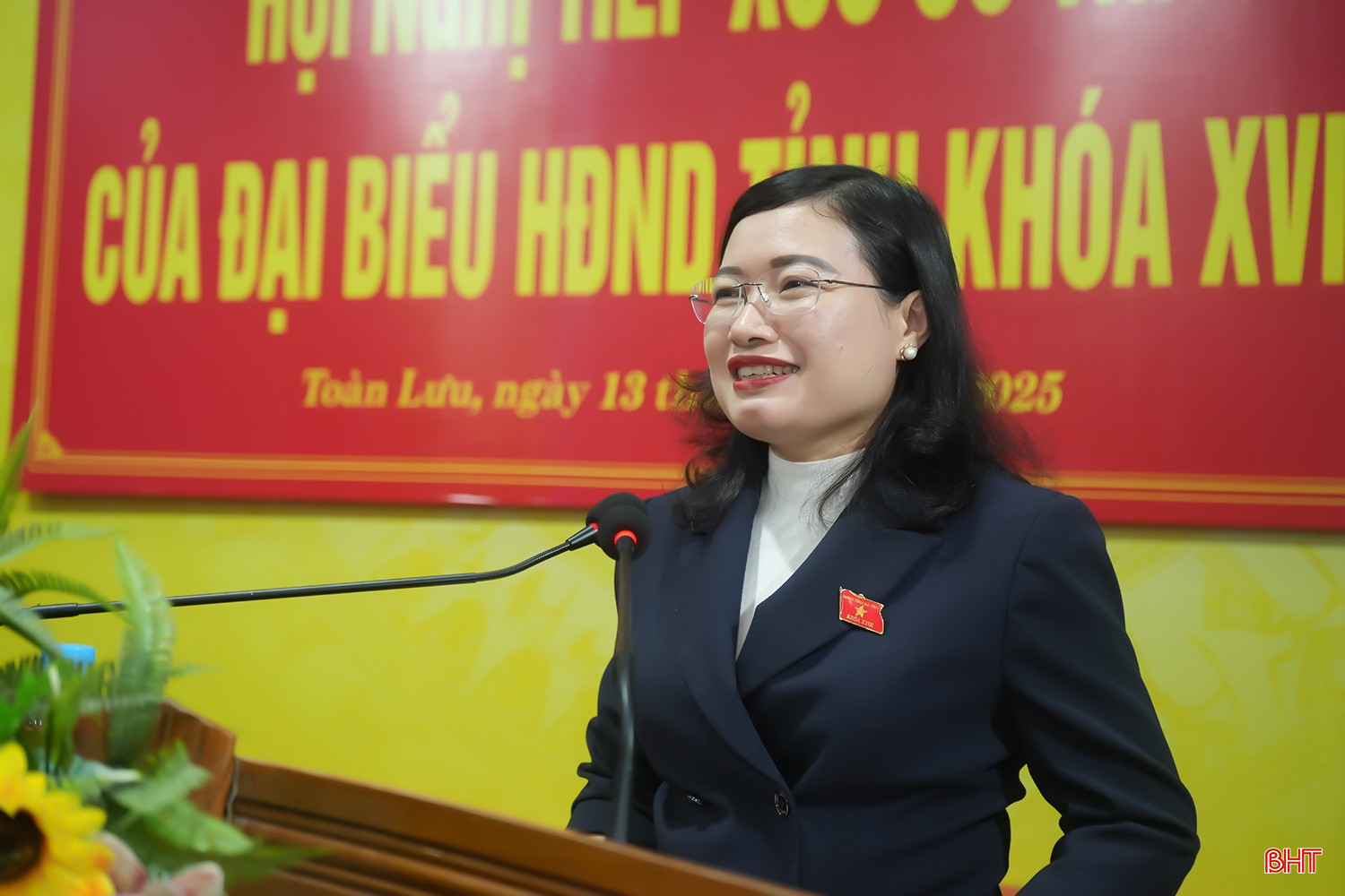 Phó Chủ tịch UBND tỉnh Nguyễn Thị Nguyệt tiếp thu ý kiến của các cử tri.