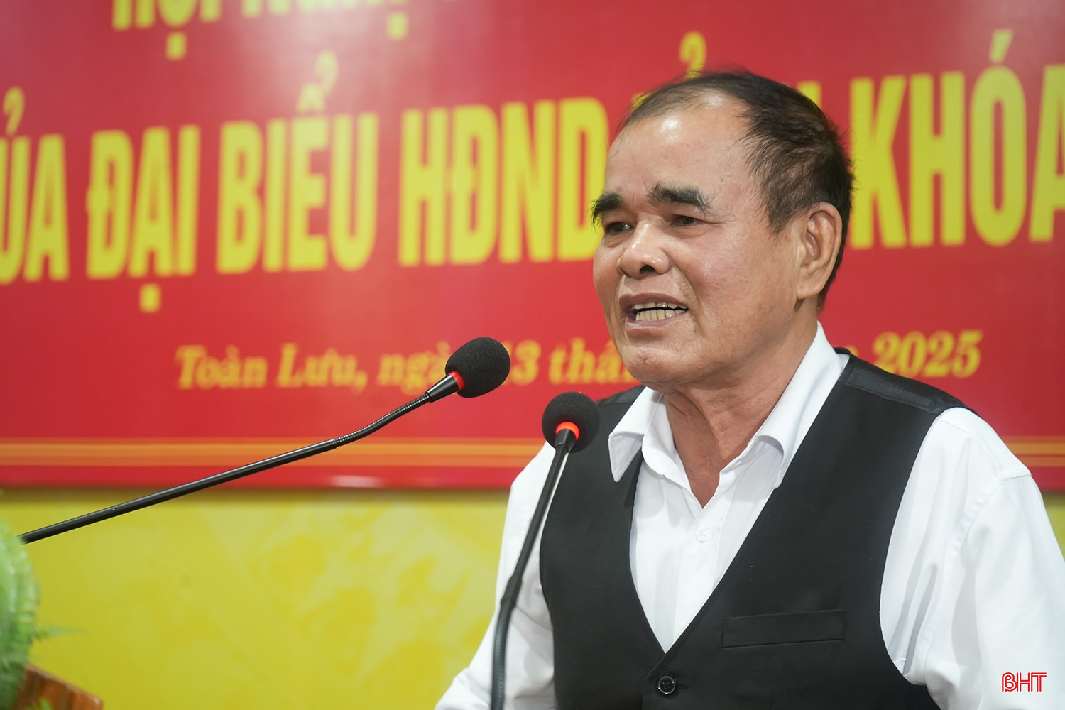 Cử tri Nguyễn Hữu Cát (thôn Lộc Ân, xã Toàn Lưu) nêu một số kiến nghị tại hội nghị.