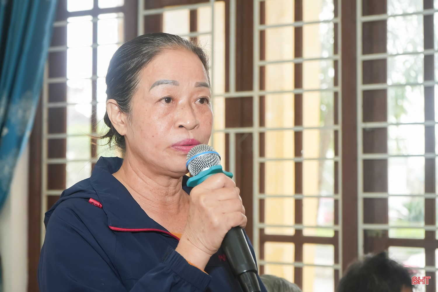 Cử tri Phạm Thị Hồng (thôn Khang, xã Đông Kinh) mong muốn ngư dân bị thiệt hại sau bão sớm được hỗ trợ để nhanh chóng quay trở lại vươn khơi bám biển