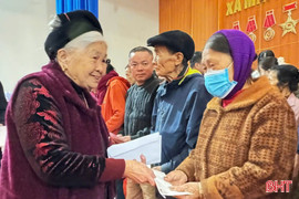 Các cụ cao niên ở Mai Phụ mang tiền tiết kiệm trao tặng hoàn cảnh khó khăn