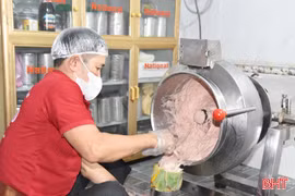 Thị trường ảm đạm, cơ sở sản xuất giò chả “lay lắt” trong “bão” dịch