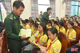 Tuyên truyền pháp luật và tình yêu biên giới cho học sinh Vũ Quang