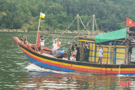Huy động 50 tàu thuyền và hàng trăm ngư dân tìm kiếm người mất tích trên biển