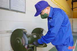 Người lính chuyên khám "sức khỏe" cho các loại vũ khí