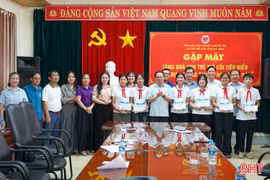 Gặp mặt, tặng quà 6 trẻ mồ côi tiêu biểu dự chương trình “Hoa dâng Bác”