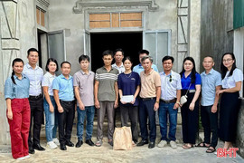 Gần 160 triệu đồng trao tặng 2 gia đình khó khăn ở xã Yên Hòa và Vũ Quang