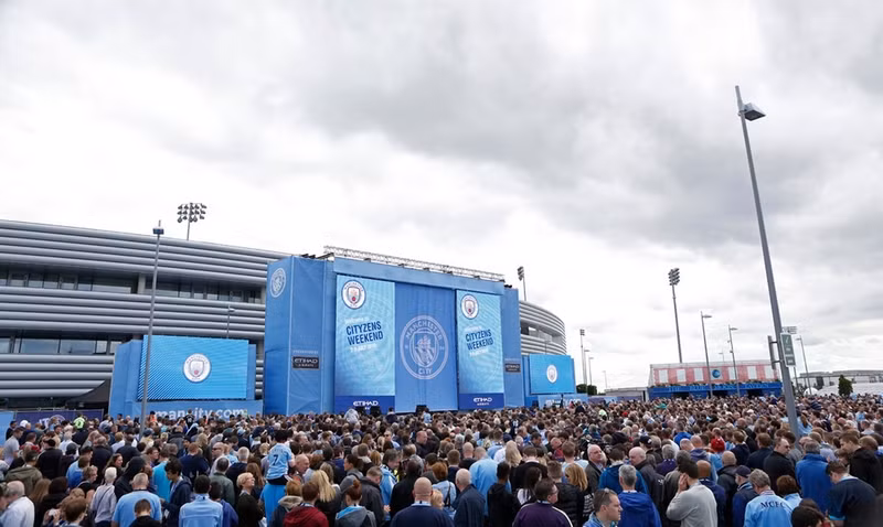 pep guardiola chinh thuc ra mat o san etihad