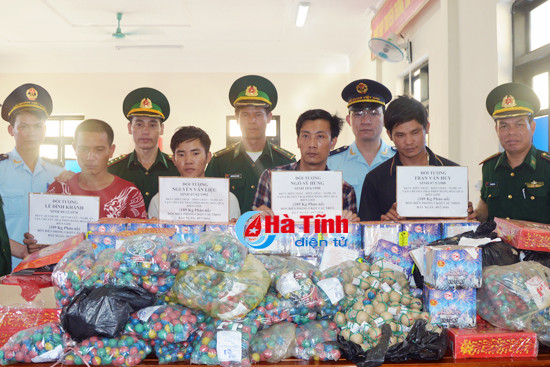 bat giu vu van chuyen 189 kg phao tu lao qua cua khau cau treo
