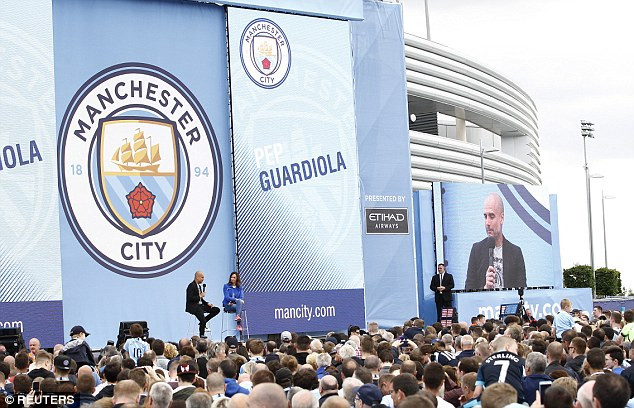 pep guardiola chinh thuc ra mat o san etihad