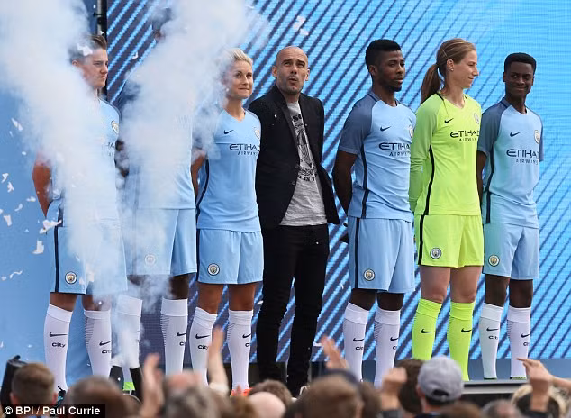 pep guardiola chinh thuc ra mat o san etihad