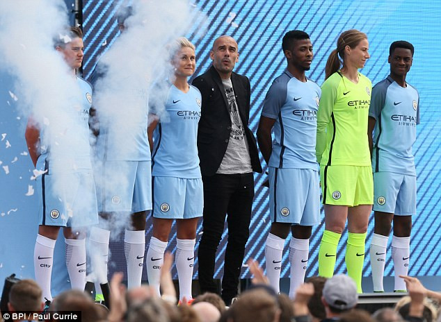 pep guardiola chinh thuc ra mat o san etihad