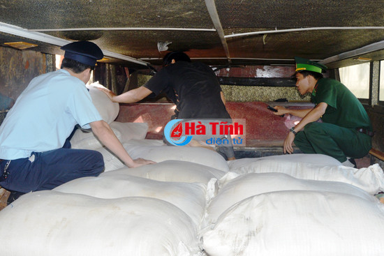 bat giu vu van chuyen 189 kg phao tu lao qua cua khau cau treo