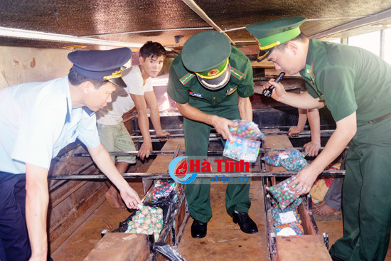 bat giu vu van chuyen 189 kg phao tu lao qua cua khau cau treo