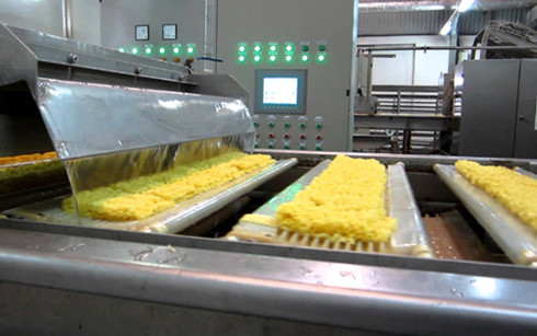 Người Việt tiêu thụ khoảng 4,8 tỷ gói mỳ trong năm 2015. (Ảnh minh họa: KT) nguoi viet chi hon 20 000 ty dong moi nam de an my goi