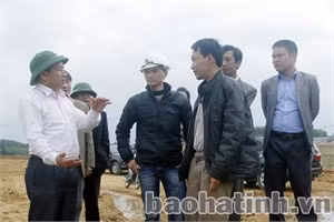 Phó Chủ tịch UBND tỉnh Lê Đình Sơn đã đi kiểm tra tiến độ thi công Dự án cấp nước Khu kinh tế Vũng Áng.