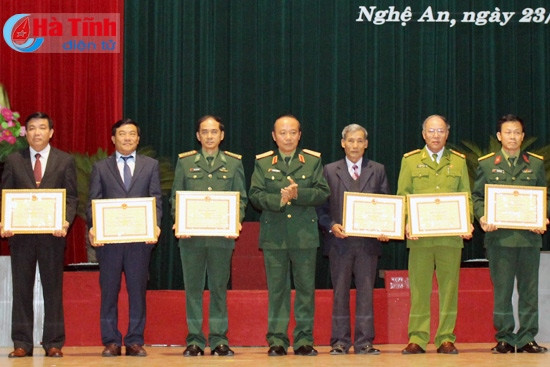 Bộ tư lệnh Quân khu 4 trao tặng bằng khen cho 15 tập thể và 7 cá nhân có thành tích xuất sắc trong 25 năm xây dựng cơ sở xã, phường, thị trấn vững mạnh toàn diện; cụm an toàn làm chủ sẵn sàng chiến đấu