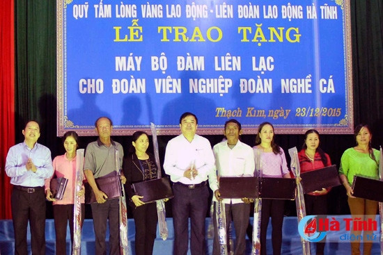 Tặng bộ đàm trị giá hơn 370 triệu cho các nghiệp đoàn nghề cá ảnh 2