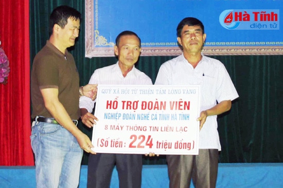 Tặng bộ đàm trị giá hơn 370 triệu cho các nghiệp đoàn nghề cá ảnh 1