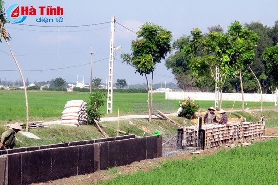 Cùng với nguồn hỗ trợ từ cấp trên, xã Trung Lễ (Đức Thọ) tập trung huy động nội lực, chỉnh trang khu dân cư mẫu, làm thủy lợi nội đồng... để hoàn tất các tiêu chí NTM trong 2015