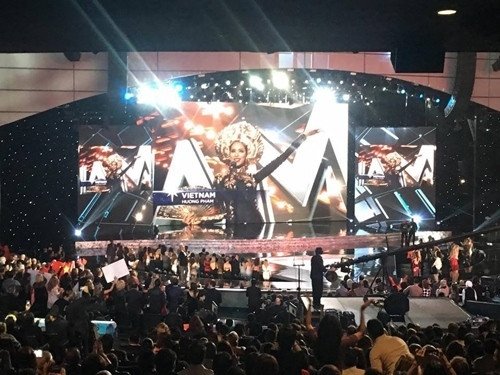 Hình ảnh đại diện Việt Nam trong video giới thiệu đầu đêm thi. Ảnh: Quang Huy.