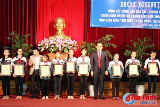 Nghi Xuân tuyên dương gia đình thực hiện tốt chính sách DS-KHHGĐ ảnh 2