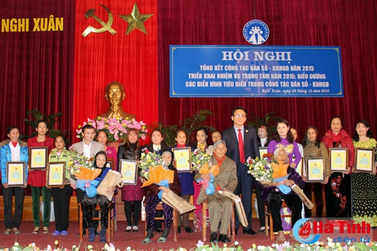 Nghi Xuân tuyên dương gia đình thực hiện tốt chính sách DS-KHHGĐ ảnh 1