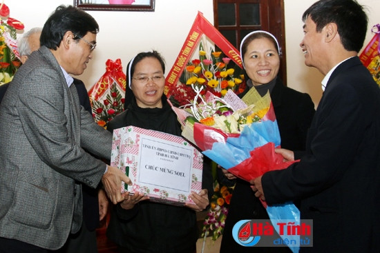Lãnh đạo tỉnh chúc mừng bà con giáo dân nhân dịp Giáng sinh ảnh 2