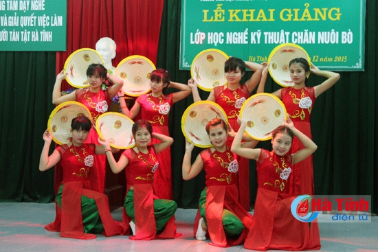 Khai giảng 2 lớp kỹ thuật chăn nuôi cho người khuyết tật ảnh 2