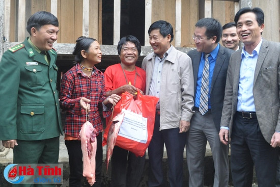 Lãnh đạo Văn phòng UBND tỉnh, Tỉnh đoàn, Bộ đội Biên phòng Hà Tĩnh và huyện Hương Khê chúc tết dân bản