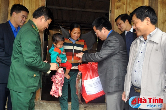 Lãnh đạo Văn phòng UBND tỉnh, Tỉnh đoàn, Bộ đội Biên phòng Hà Tĩnh và huyện Hương Khê chúc tết dân bản