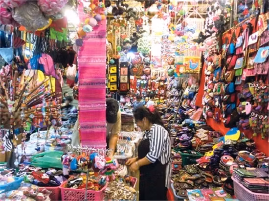 Người Việt phụ giúp bán hàng tại Thái Lan (Ảnh minh họa)