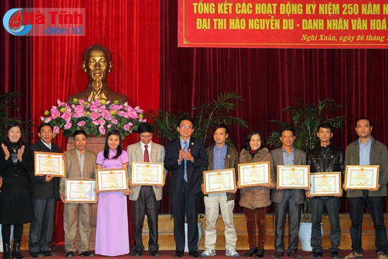 Khen thưởng trong tổ chức hoạt động kỷ niệm 250 năm sinh Nguyễn Du ảnh 2