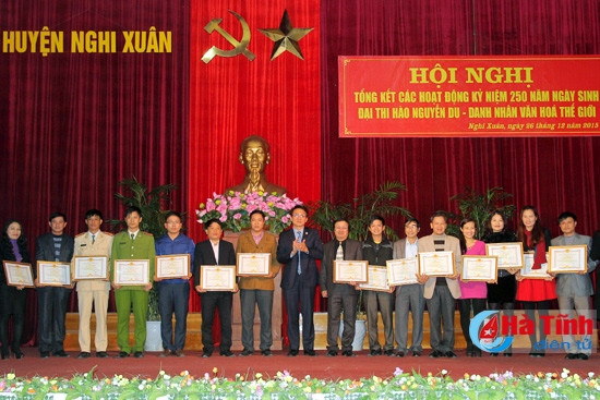 Khen thưởng trong tổ chức hoạt động kỷ niệm 250 năm sinh Nguyễn Du ảnh 1